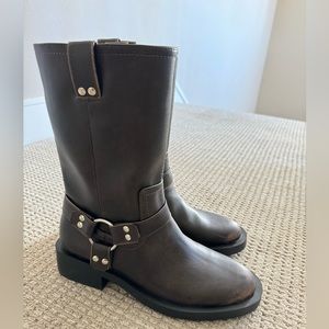 Zara leather boots, brown color